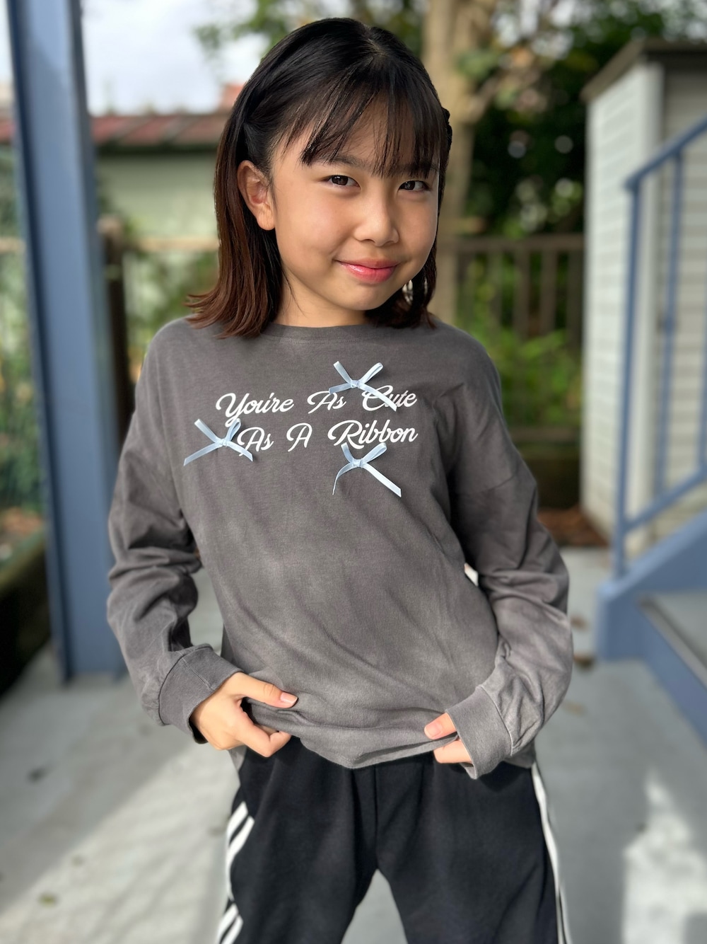 グレー系のTシャツ/カットソー、ブラック系のその他パンツ、ブラック系のバックパック/リュックを着用したキッズの秋コーディネートの5枚目の写真