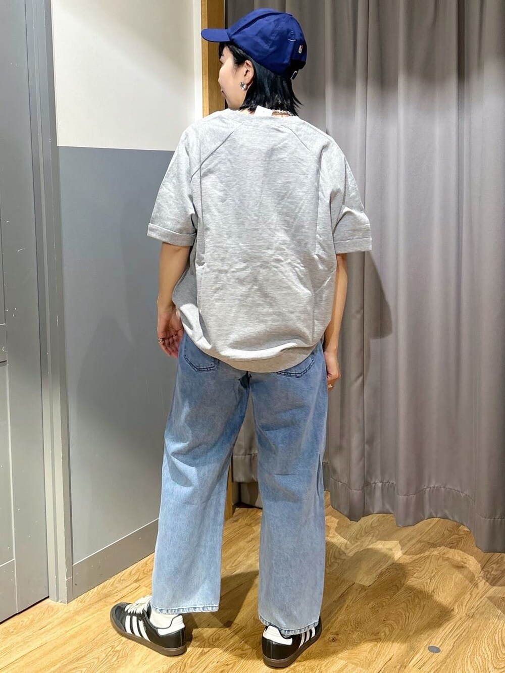 グレー系のその他トップス、ブルー系のその他パンツ、ブラウン系のショルダーバッグを着用したレディースの春コーディネートの4枚目の写真