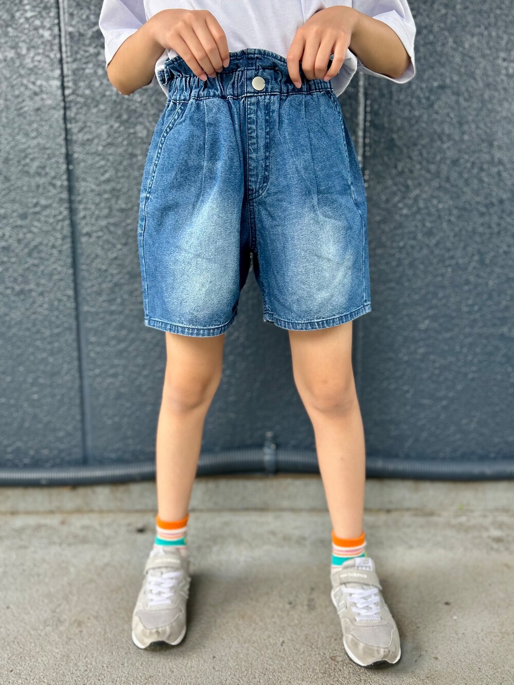 パープル系のTシャツ/カットソー、ブルー系のその他パンツを着用したキッズの夏コーディネートの4枚目の写真