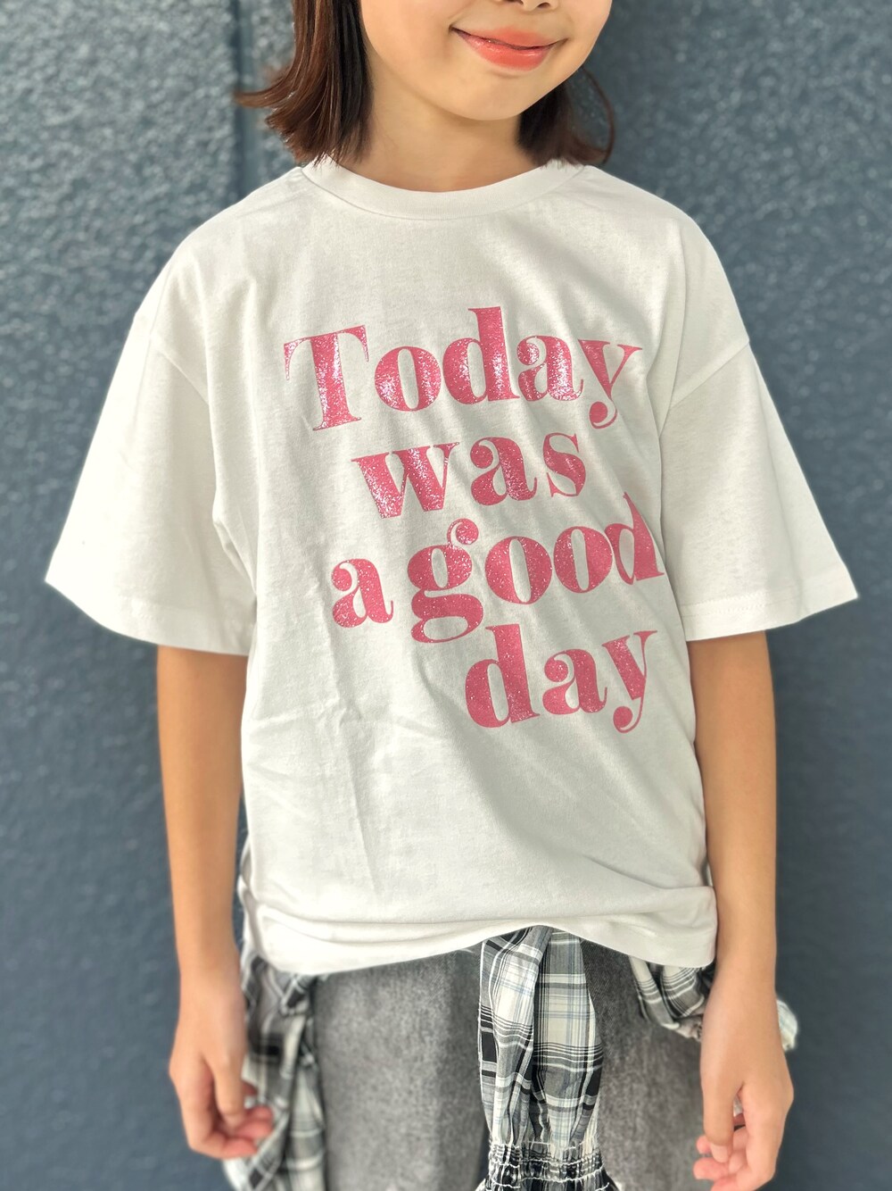 ブラック系のその他パンツ、ホワイト系のTシャツ/カットソー、ブラック系のキャップを着用したキッズの秋コーディネートの4枚目の写真