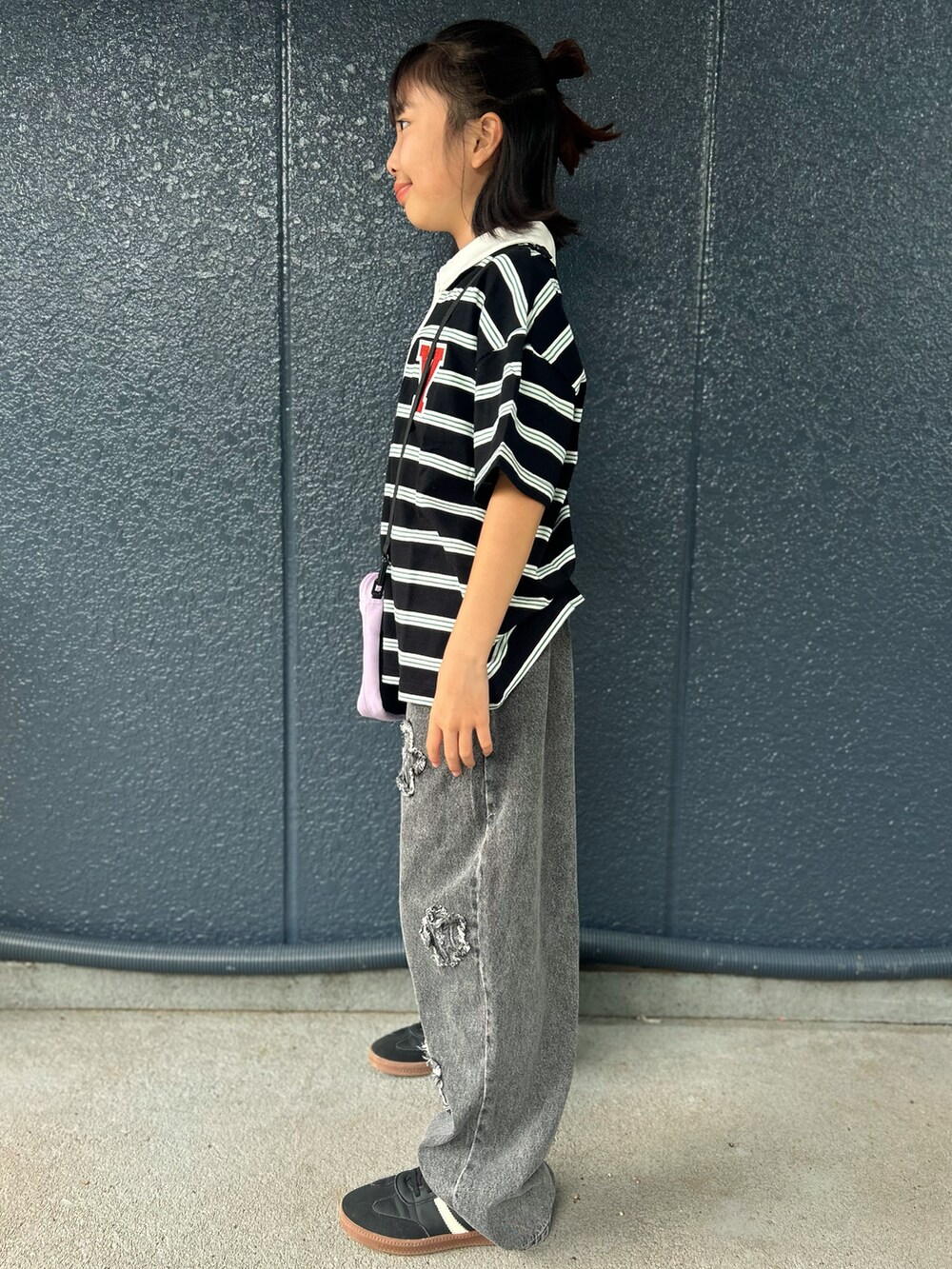 グレー系のTシャツ/カットソー、ブラック系のその他パンツ、パープル系のショルダーバッグを着用したキッズの秋コーディネートの2枚目の写真