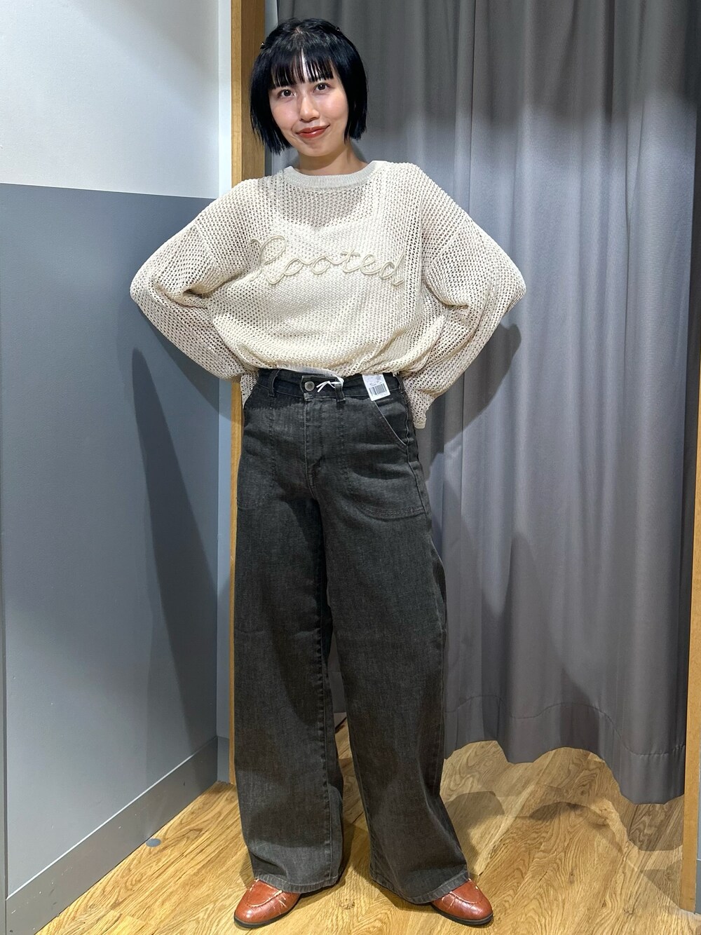 ホワイト系のニット/セーター、ブラウン系のその他パンツ、ブラック系のショルダーバッグを着用したレディースの夏コーディネートの2枚目の写真