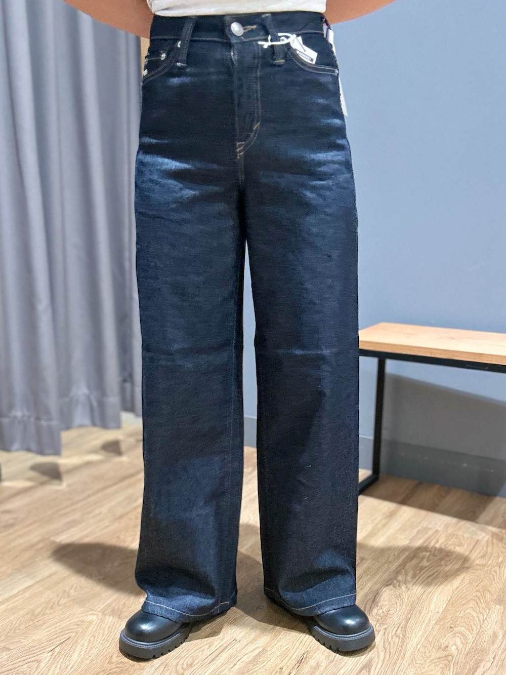 グレー系のTシャツ/カットソー、ブラウン系のシャツ/ブラウス、ブルー系のデニムパンツを着用したレディースの夏コーディネートの8枚目の写真