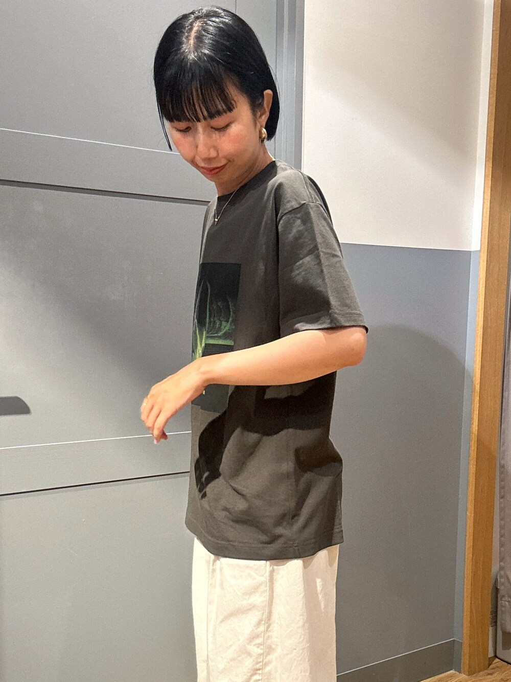 グレー系のTシャツ/カットソー、ホワイト系のその他パンツ、ベージュ系のテーラードジャケットを着用したレディースの夏コーディネートの6枚目の写真