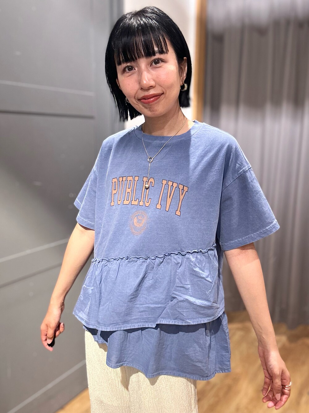 ブルー系のTシャツ/カットソー、ベージュ系のその他パンツを着用したレディースの春コーディネートの5枚目の写真
