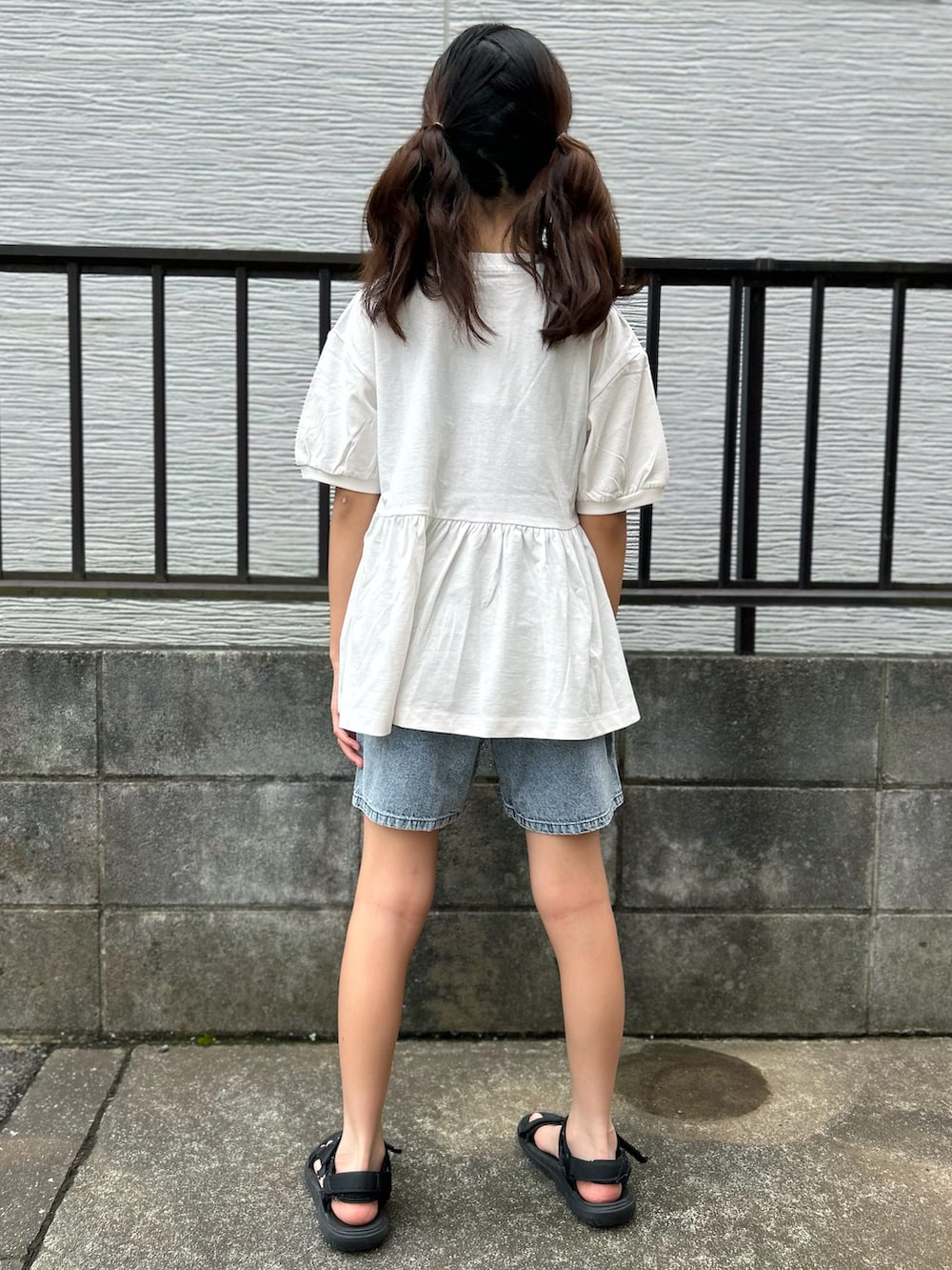 ホワイト系のTシャツ/カットソー、ブルー系のその他パンツ、パープル系のショルダーバッグを着用したキッズの夏コーディネートの3枚目の写真