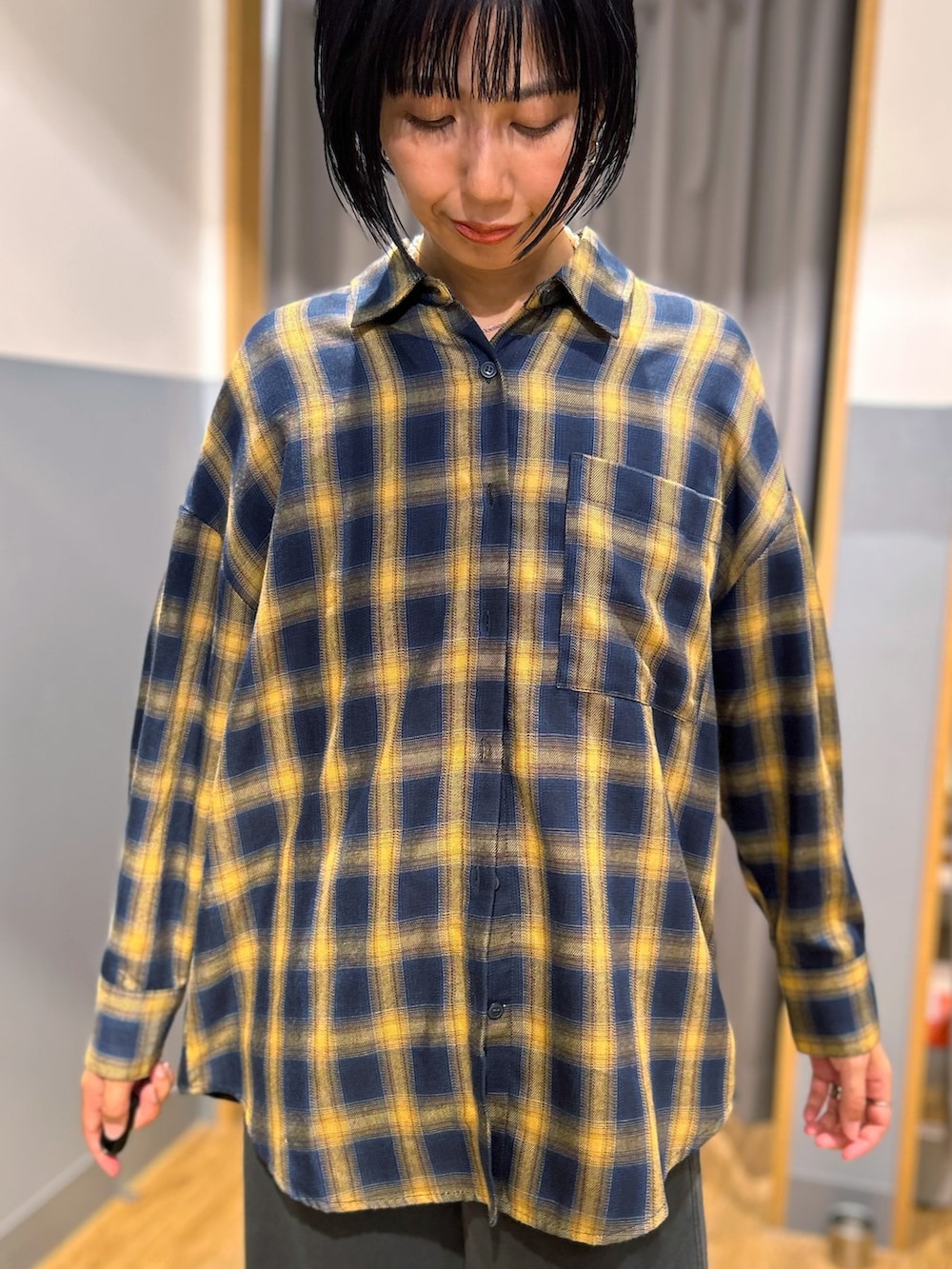 ホワイト系のTシャツ/カットソー、ブラック系のその他パンツ、ブラック系のボディバッグ/ウエストポーチを着用したレディースの秋コーディネートの4枚目の写真