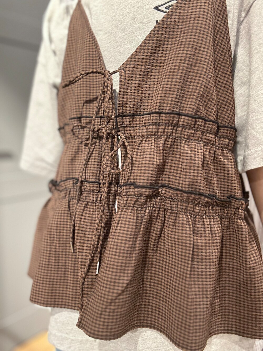 ブルー系のデニムパンツ、ブラウン系のセットアップを着用したレディースの夏コーディネートの5枚目の写真