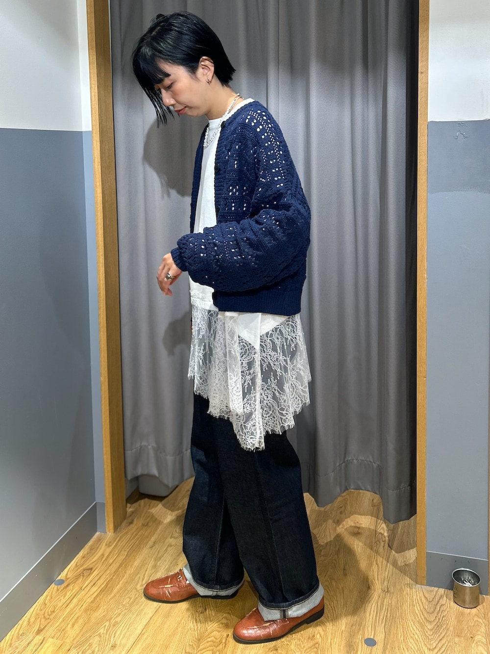 ホワイト系のTシャツ/カットソー、ブルー系のデニムパンツ、ブルー系のカーディガン/ボレロを着用したレディースの秋コーディネートの2枚目の写真