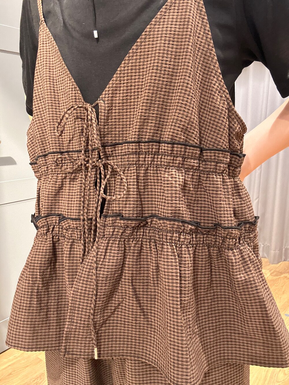 ブラウン系のセットアップ、ブラック系のTシャツ/カットソー、ブラック系のショルダーバッグを着用したレディースの夏コーディネートの6枚目の写真