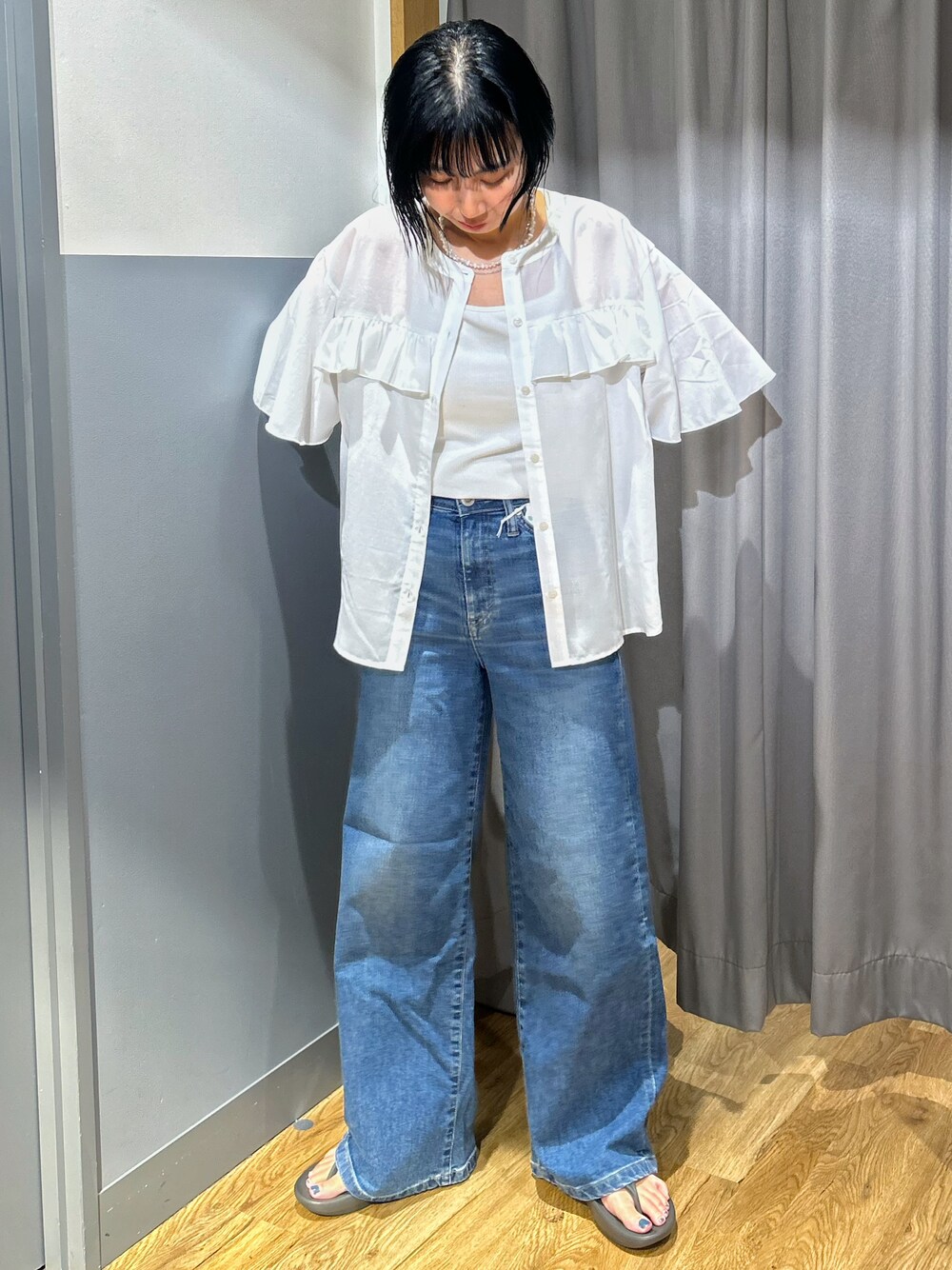 ホワイト系のシャツ/ブラウス、ホワイト系のタンクトップ、グレー系のサンダルを着用したレディースの夏コーディネートの2枚目の写真