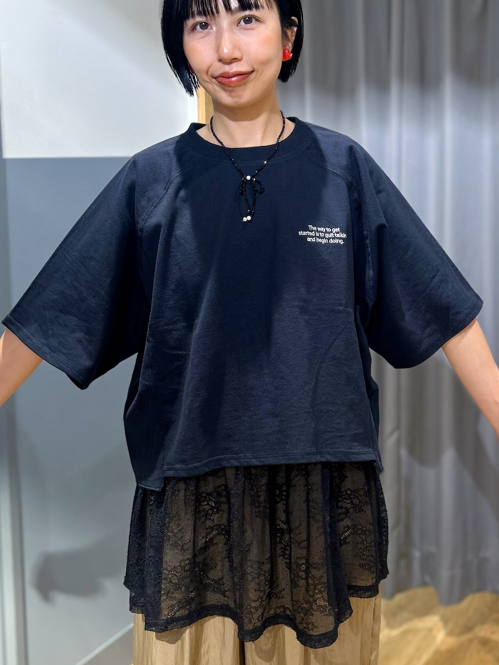 ブラック系のTシャツ/カットソー、ブラウン系のその他パンツ、ブラック系のタンクトップを着用したレディースの夏コーディネートの4枚目の写真