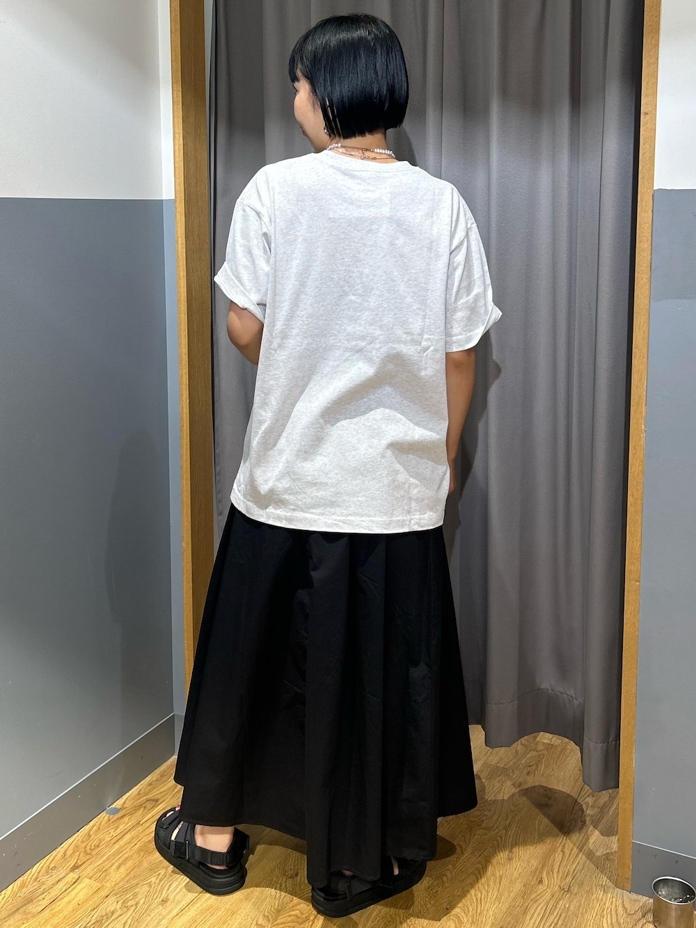 グレー系のTシャツ/カットソー、ブラック系のスカート、ブラック系のボディバッグ/ウエストポーチを着用したレディースの夏コーディネートの3枚目の写真