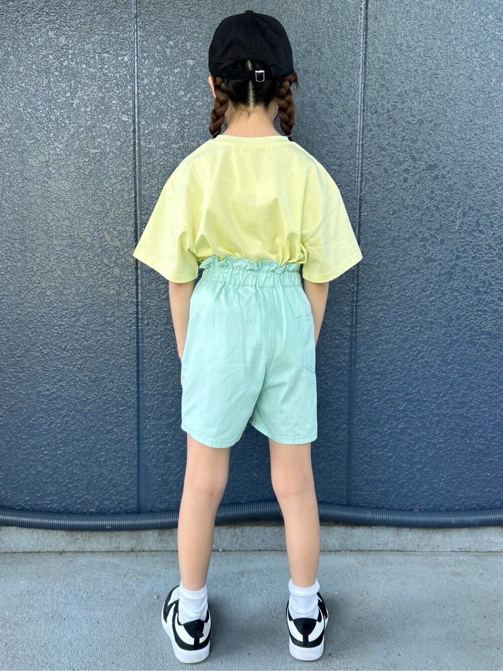 イエロー系のTシャツ/カットソー、グリーン系のその他パンツ、ブラック系のパーカーを着用したレディースの春コーディネートの5枚目の写真