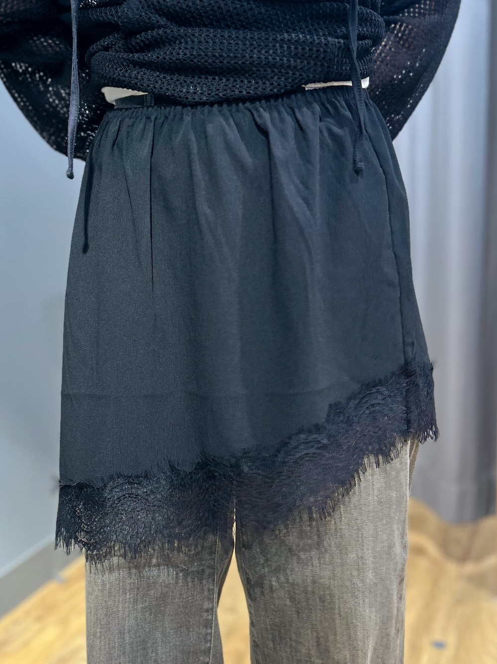 ブラック系のTシャツ/カットソー、ブラウン系のその他パンツ、ブラック系のショルダーバッグを着用したレディースの秋コーディネートの6枚目の写真