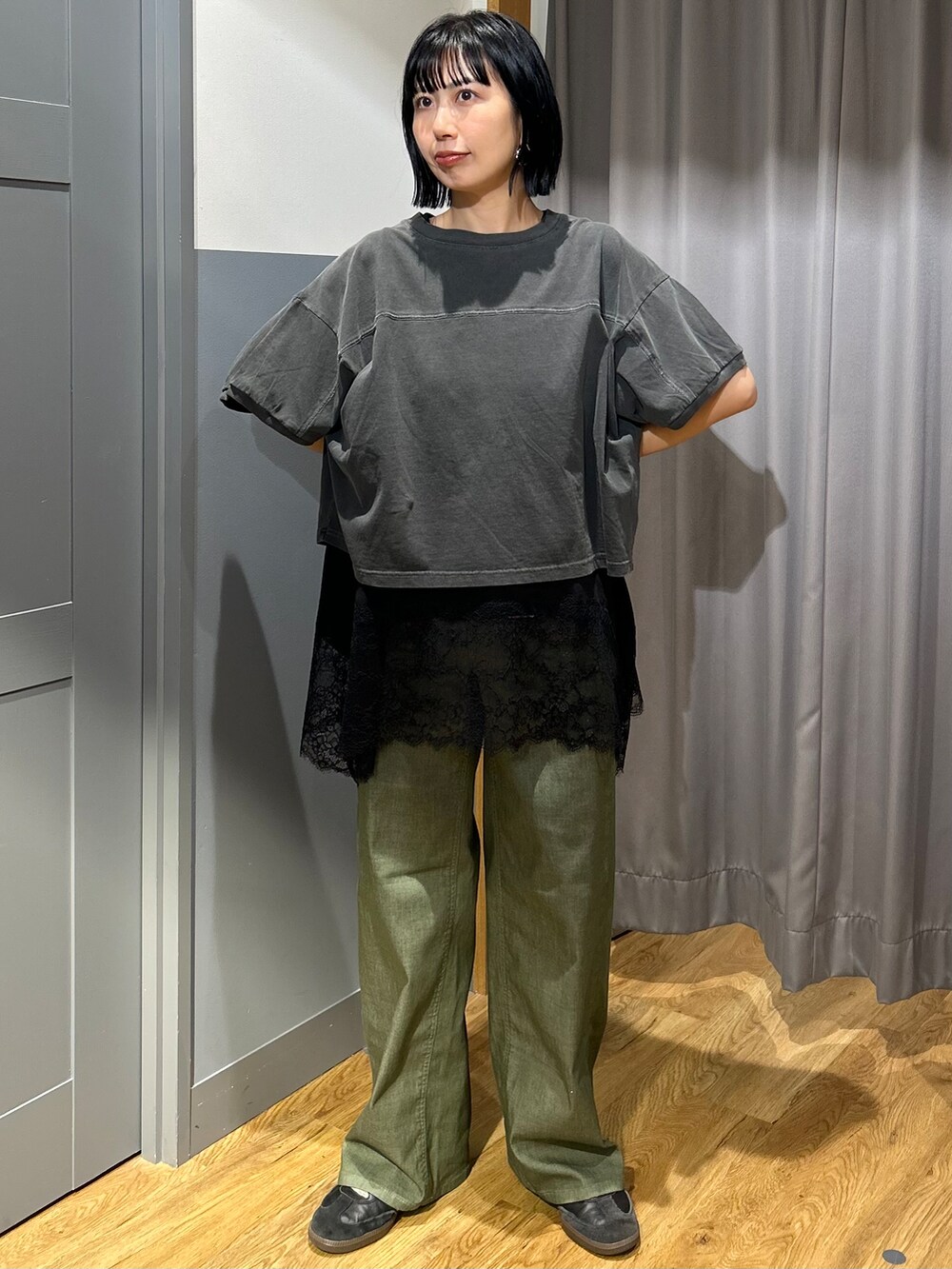 ブラック系のTシャツ/カットソー、ブラック系のTシャツ/カットソー、グリーン系のその他パンツを着用したレディースの夏コーディネートの2枚目の写真