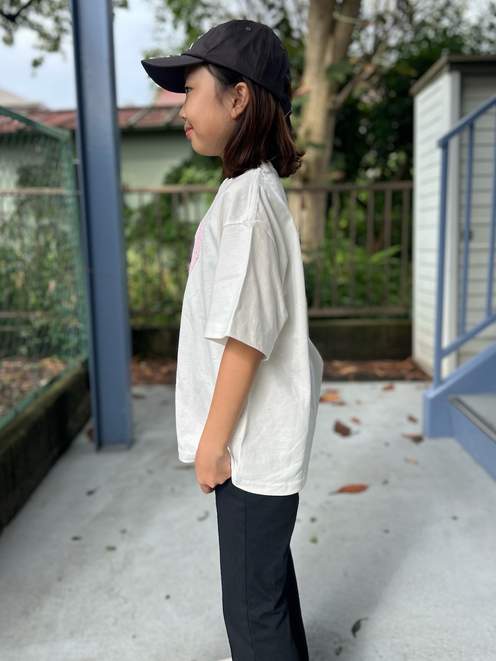 ホワイト系のTシャツ/カットソー、ブラック系のパーカー、ブラック系のその他パンツを着用したキッズの秋コーディネートの6枚目の写真