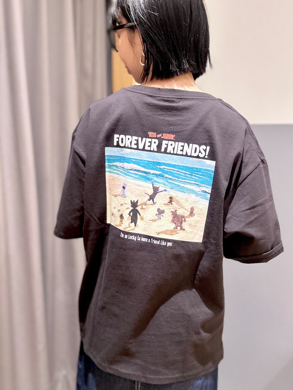 ブラック系のTシャツ/カットソー、グレー系のシャツ/ブラウス、ブルー系のスカートを着用したレディースの夏コーディネートの5枚目の写真
