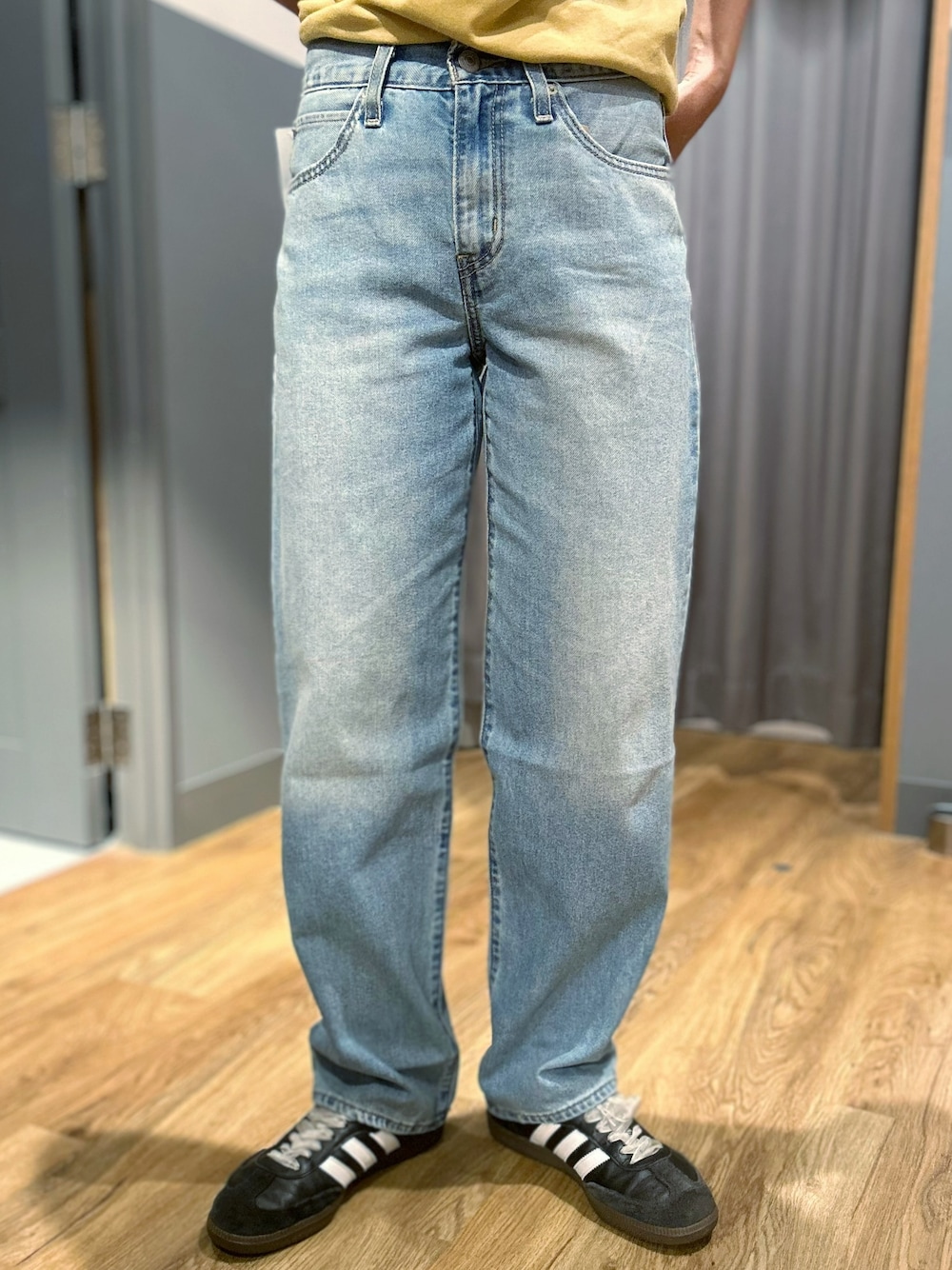 ブラウン系のベスト、ブルー系のデニムパンツ、ベージュ系のトートバッグを着用したレディースの夏コーディネートの8枚目の写真