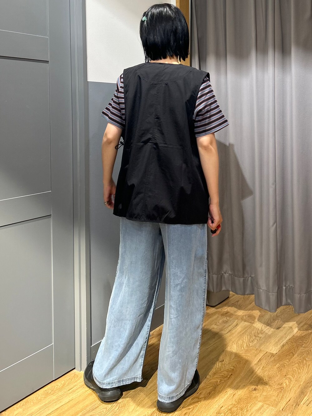 ブルー系のTシャツ/カットソー、ブラック系のシャツ/ブラウス、ブルー系のデニムパンツを着用したレディースの夏コーディネートの4枚目の写真