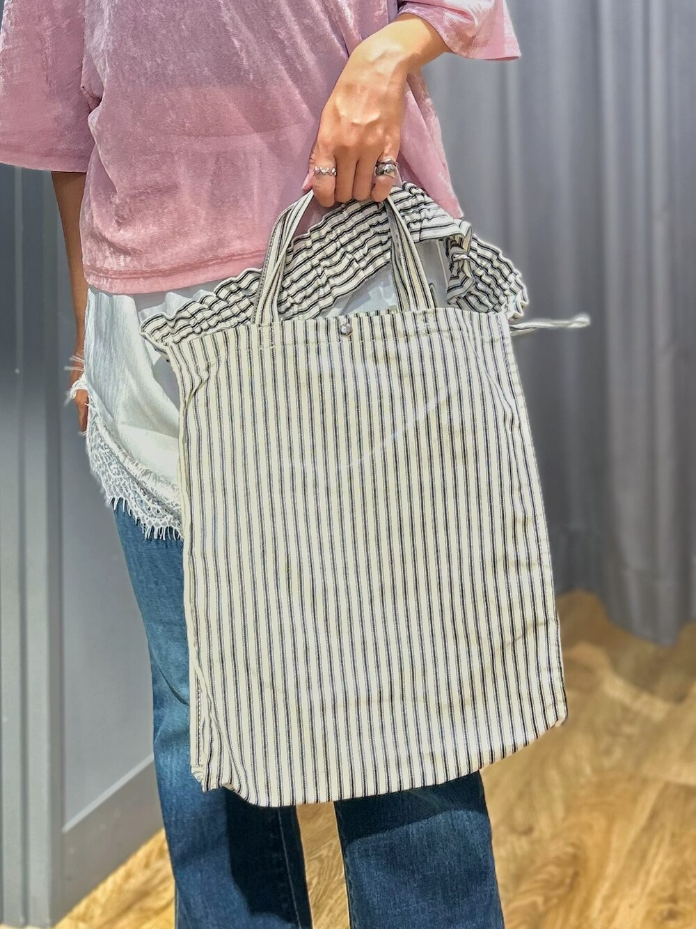 ブルー系のその他パンツ、ピンク系のTシャツ/カットソー、ブラック系のトートバッグを着用したレディースの秋コーディネートの9枚目の写真