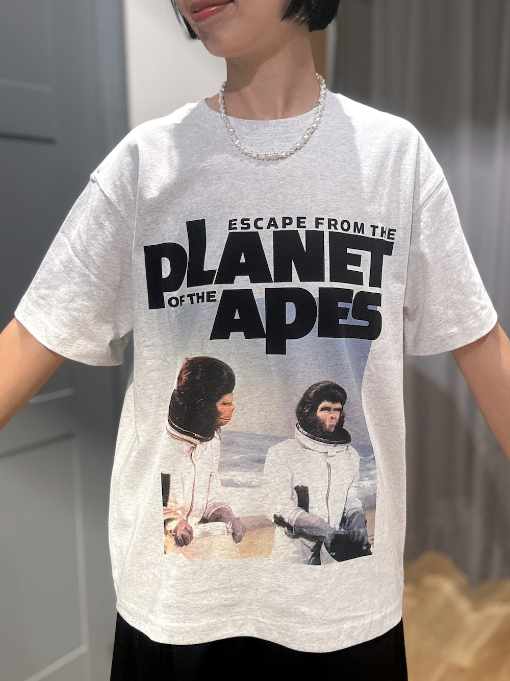グレー系のTシャツ/カットソー、ブラック系のスカート、ブラック系のボディバッグ/ウエストポーチを着用したレディースの夏コーディネートの4枚目の写真