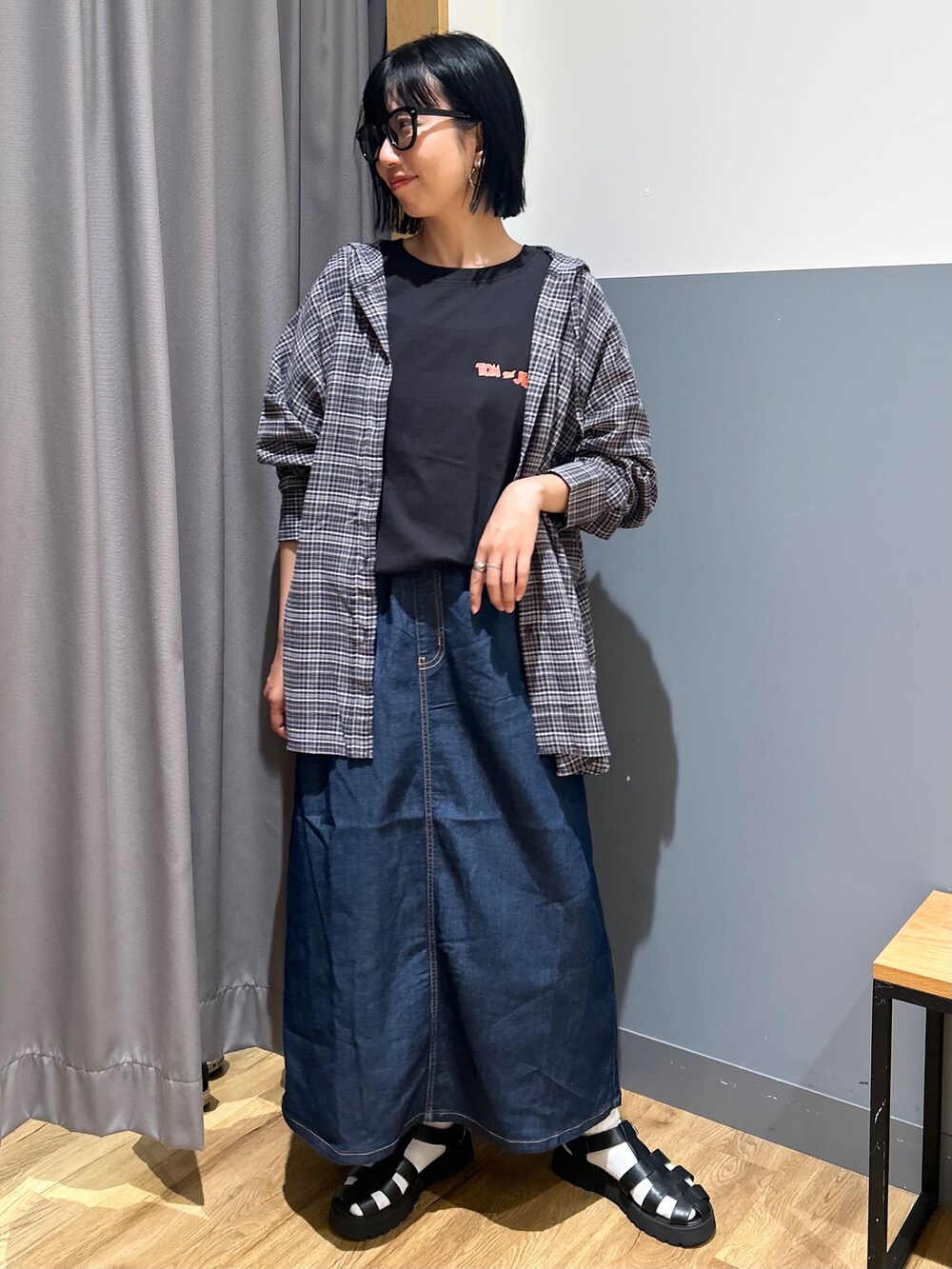 ブラック系のTシャツ/カットソー、グレー系のシャツ/ブラウス、ブルー系のスカートを着用したレディースの夏コーディネートの7枚目の写真