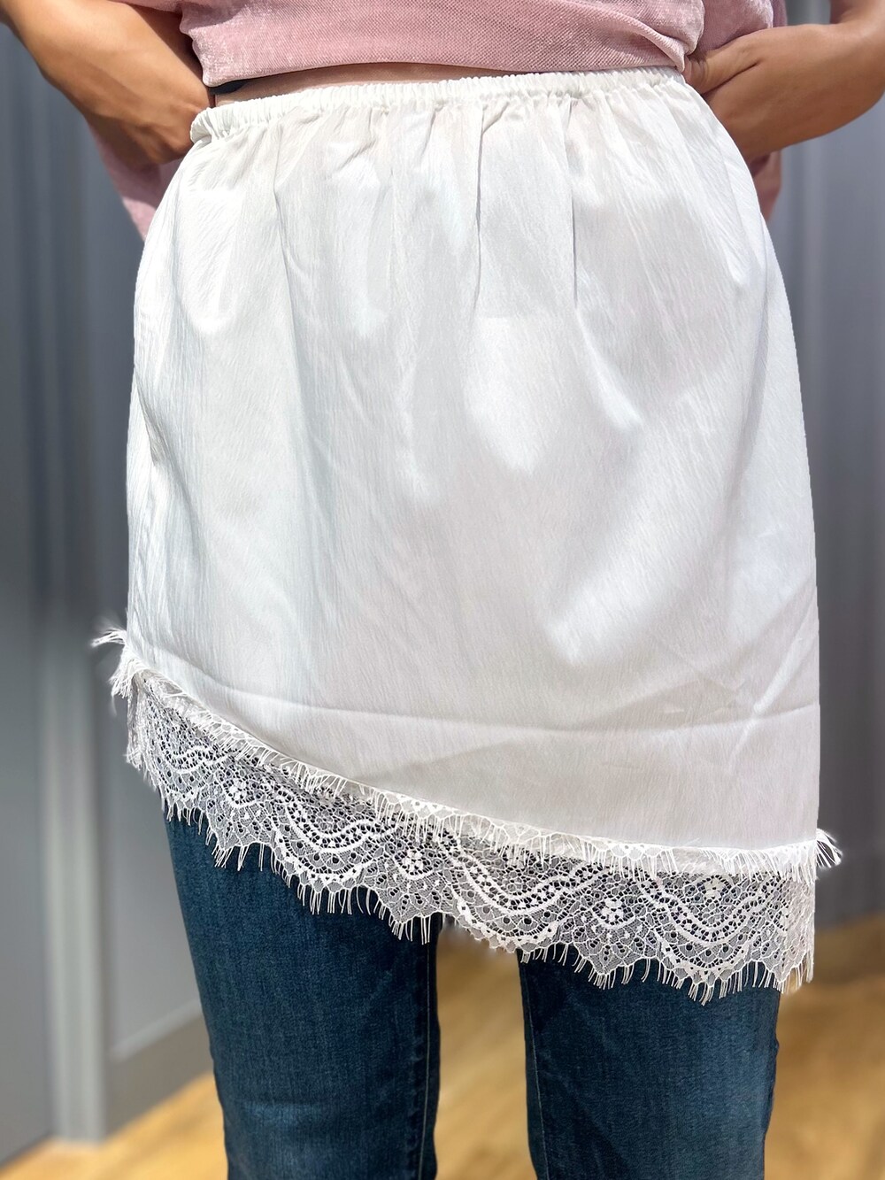 ブルー系のその他パンツ、ピンク系のTシャツ/カットソー、ブラック系のトートバッグを着用したレディースの秋コーディネートの6枚目の写真