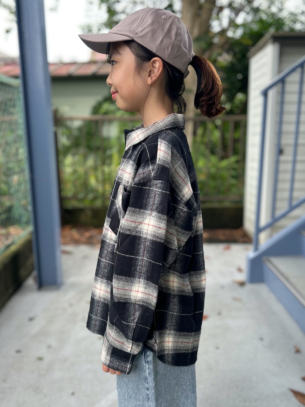 ブラック系のTシャツ/カットソー、ブラック系のシャツ/ブラウス、ブルー系のその他パンツを着用したキッズの秋コーディネートの5枚目の写真