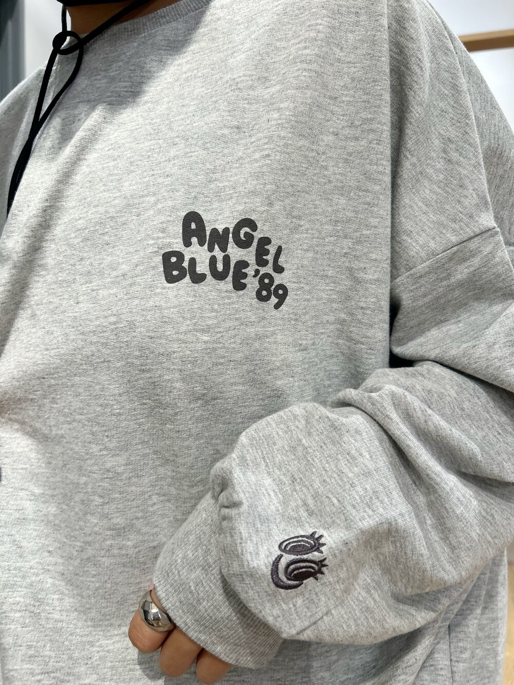 グレー系のニット/セーター、ブラック系のショルダーバッグ、ブラック系のその他パンツを着用したレディースの秋コーディネートの6枚目の写真