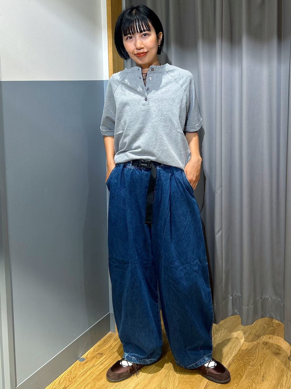 グレー系のその他トップス、グレー系のバックパック/リュック、ブルー系のその他パンツを着用したレディースの夏コーディネートの2枚目の写真