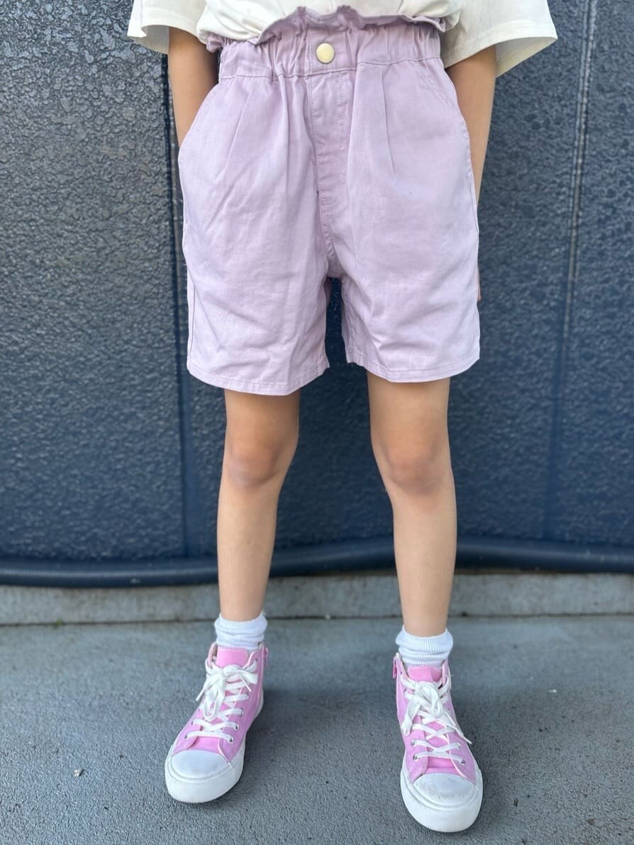 ホワイト系のTシャツ/カットソー、パープル系のその他パンツを着用したキッズの春コーディネートの6枚目の写真