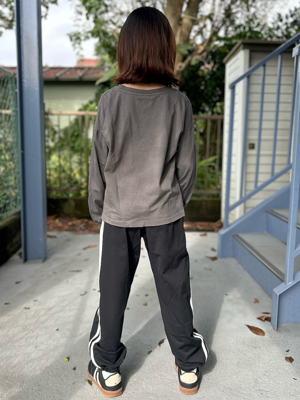 グレー系のTシャツ/カットソー、ブラック系のその他パンツ、ブラック系のバックパック/リュックを着用したキッズの秋コーディネートの4枚目の写真