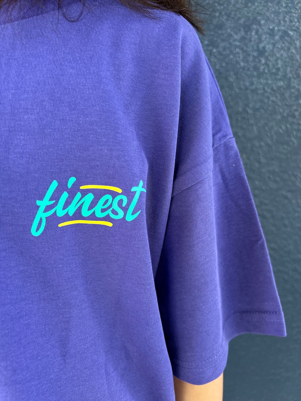 パープル系のTシャツ/カットソー、ブラウン系のスカート、ブラック系のハットを着用したキッズの春コーディネートの8枚目の写真