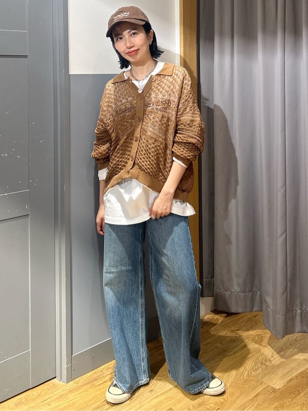 イエロー系のカーディガン/ボレロ、ブラウン系のキャップ、グレー系のその他を着用したレディースの春コーディネートの2枚目の写真