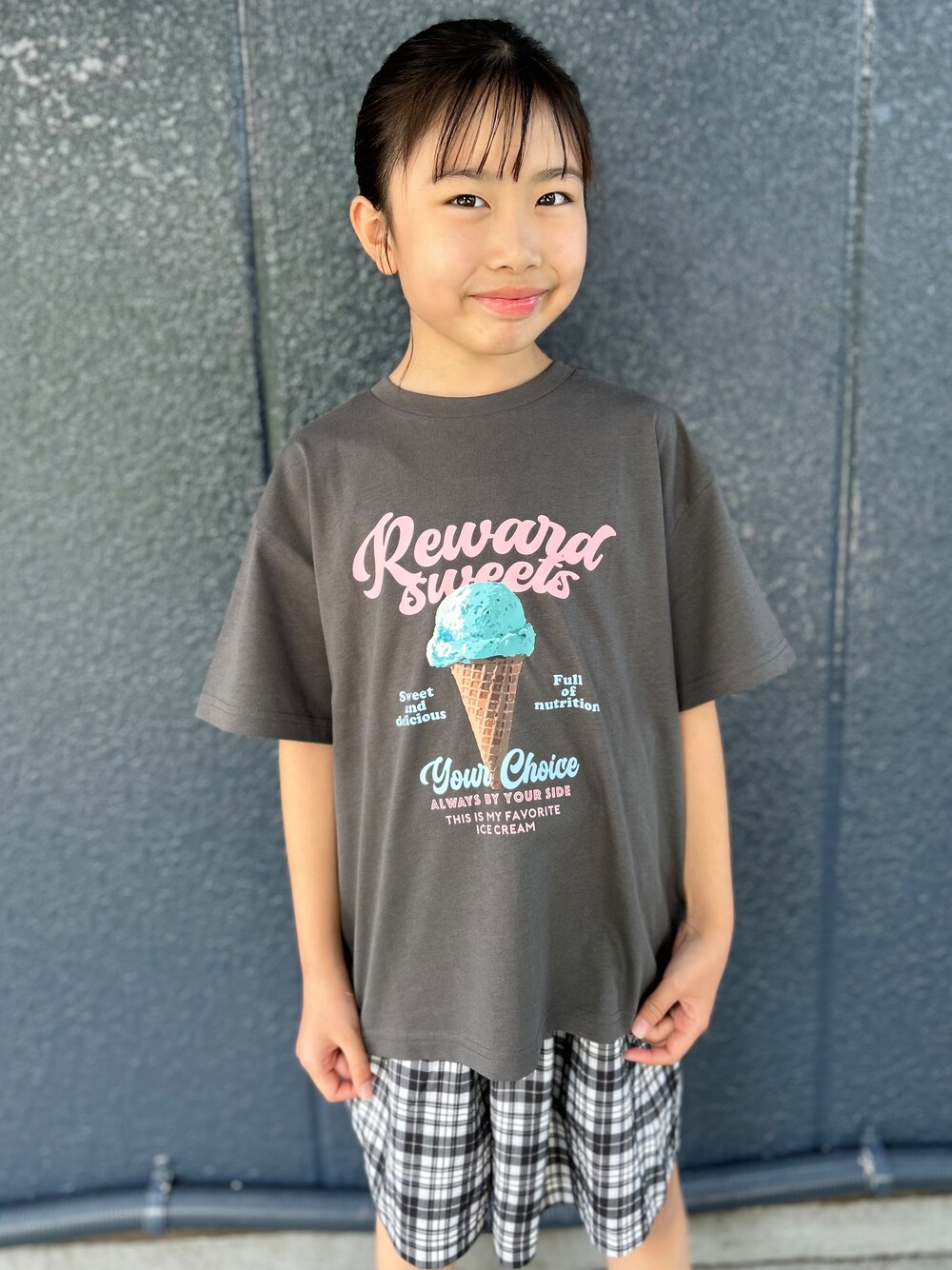 グレー系のTシャツ/カットソー、ブラック系のその他パンツ、ブラック系のショルダーバッグを着用したキッズの夏コーディネートの6枚目の写真