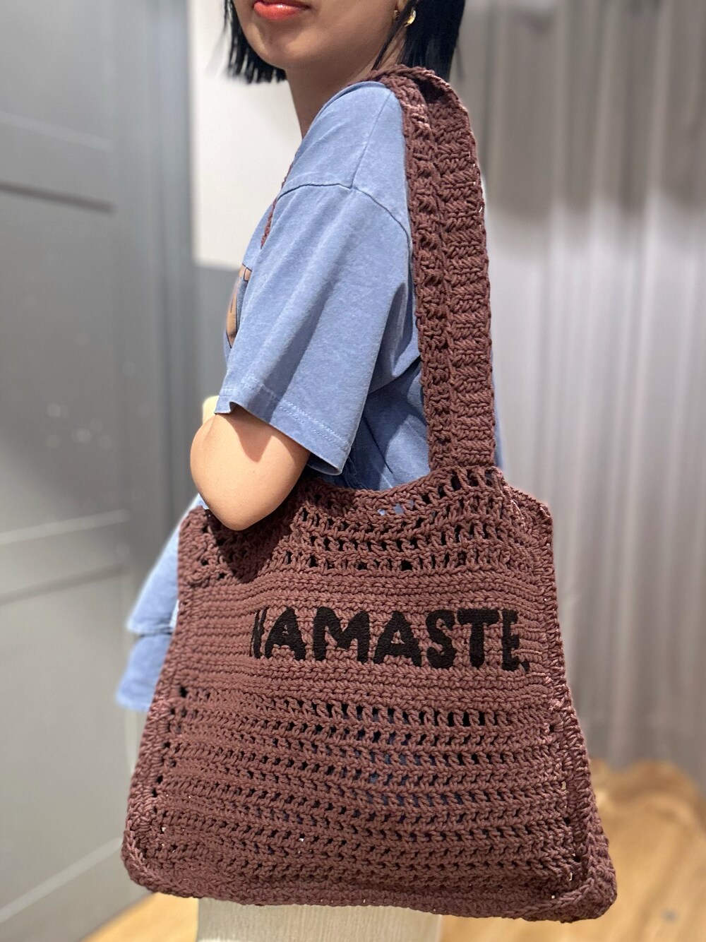 ブルー系のTシャツ/カットソー、ベージュ系のその他パンツを着用したレディースの春コーディネートの9枚目の写真