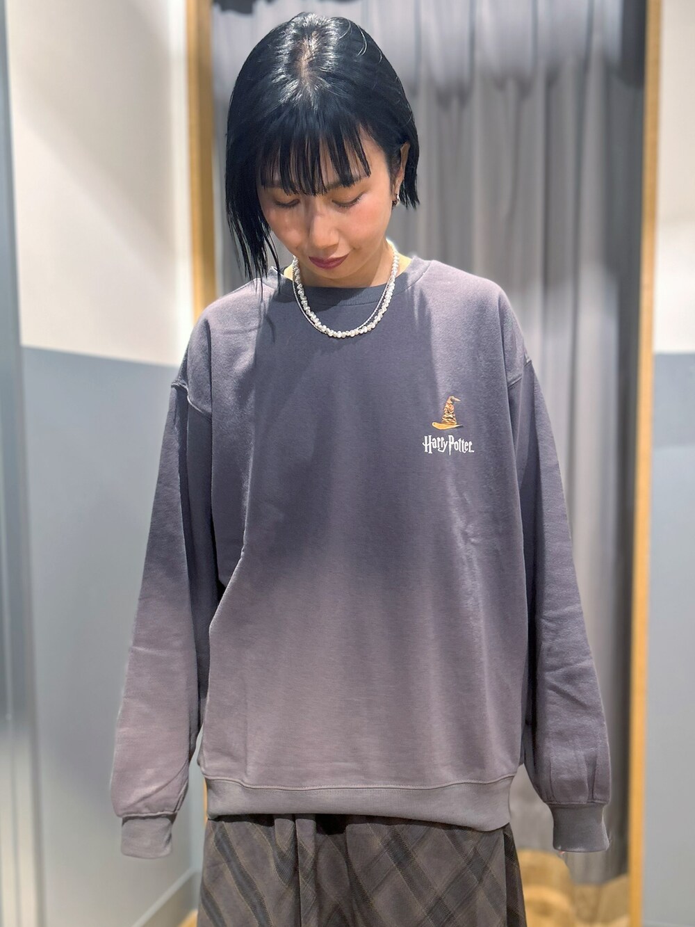 ブラック系のニット/セーター、ブラック系のTシャツ/カットソー、ブラック系のその他パンツを着用したレディースの秋コーディネートの4枚目の写真