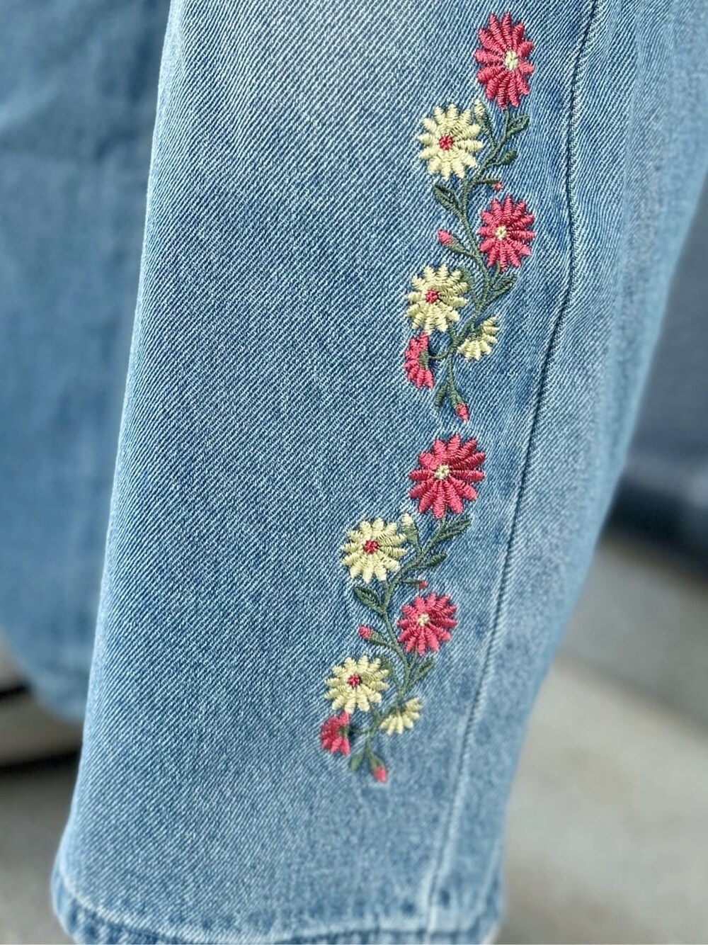 レッド系のTシャツ/カットソー、ブルー系のデニムパンツ、ブルー系のキャップを着用したキッズの春コーディネートの7枚目の写真