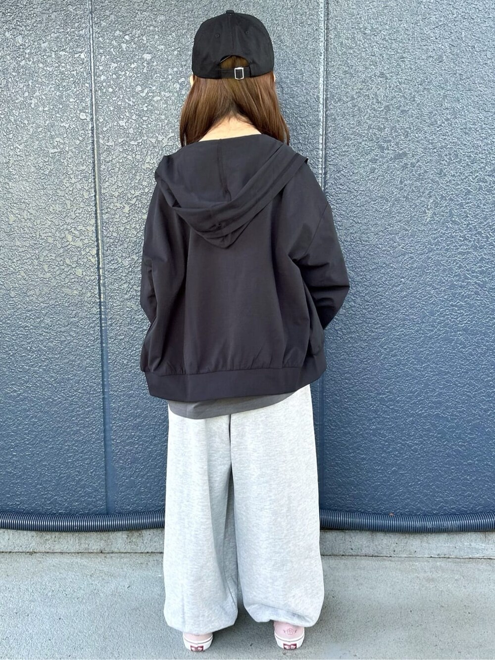 グレー系のTシャツ/カットソー、ブラック系のパーカー、ブラック系のキャップを着用したキッズの春コーディネートの3枚目の写真