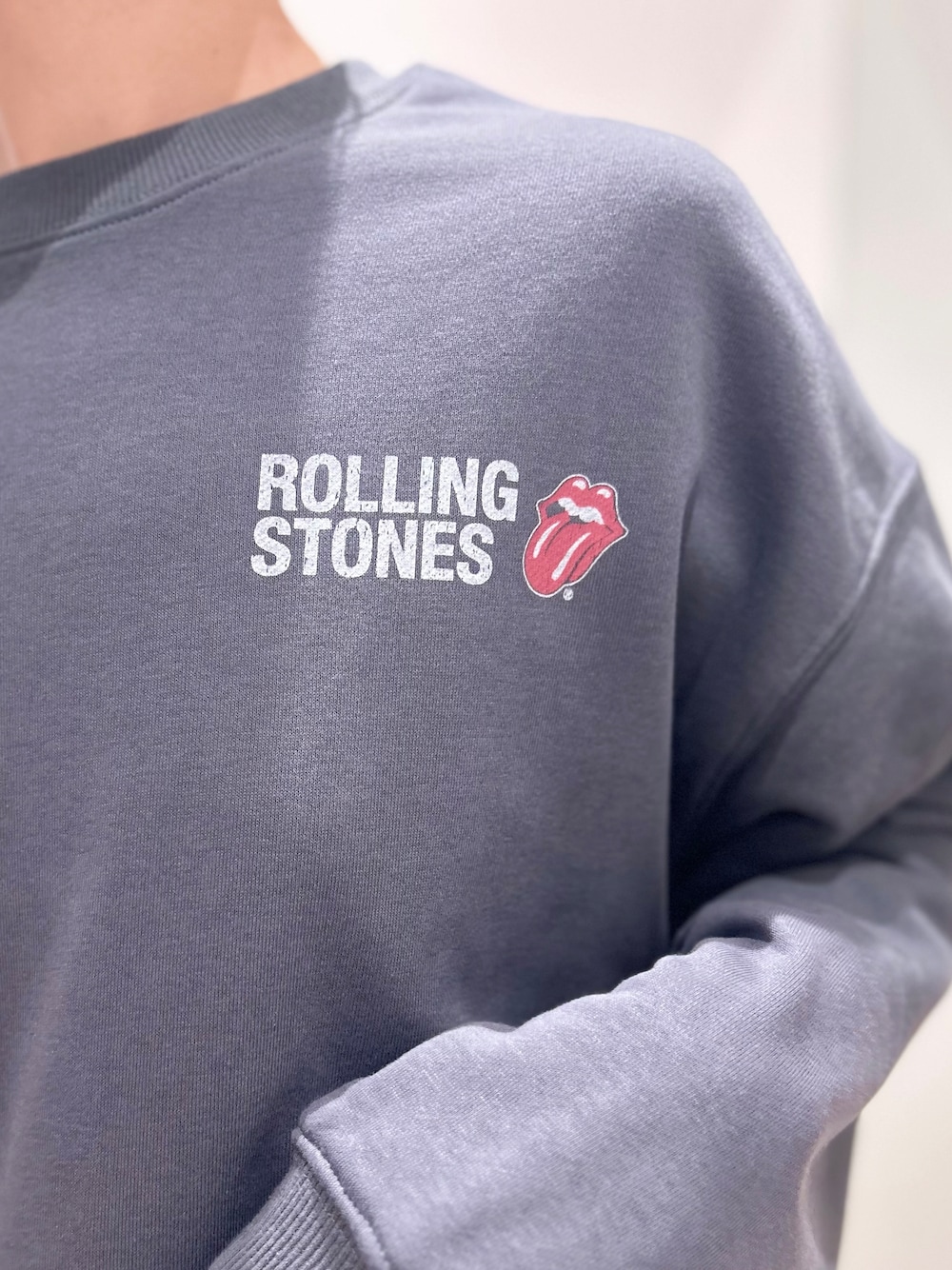 グレー系のスウェット、ホワイト系のTシャツ/カットソー、ブルー系のその他パンツを着用したレディースの秋コーディネートの6枚目の写真