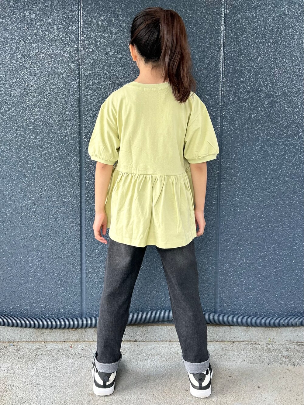 イエロー系のTシャツ/カットソー、ブラック系のデニムパンツを着用したキッズの夏コーディネートの3枚目の写真