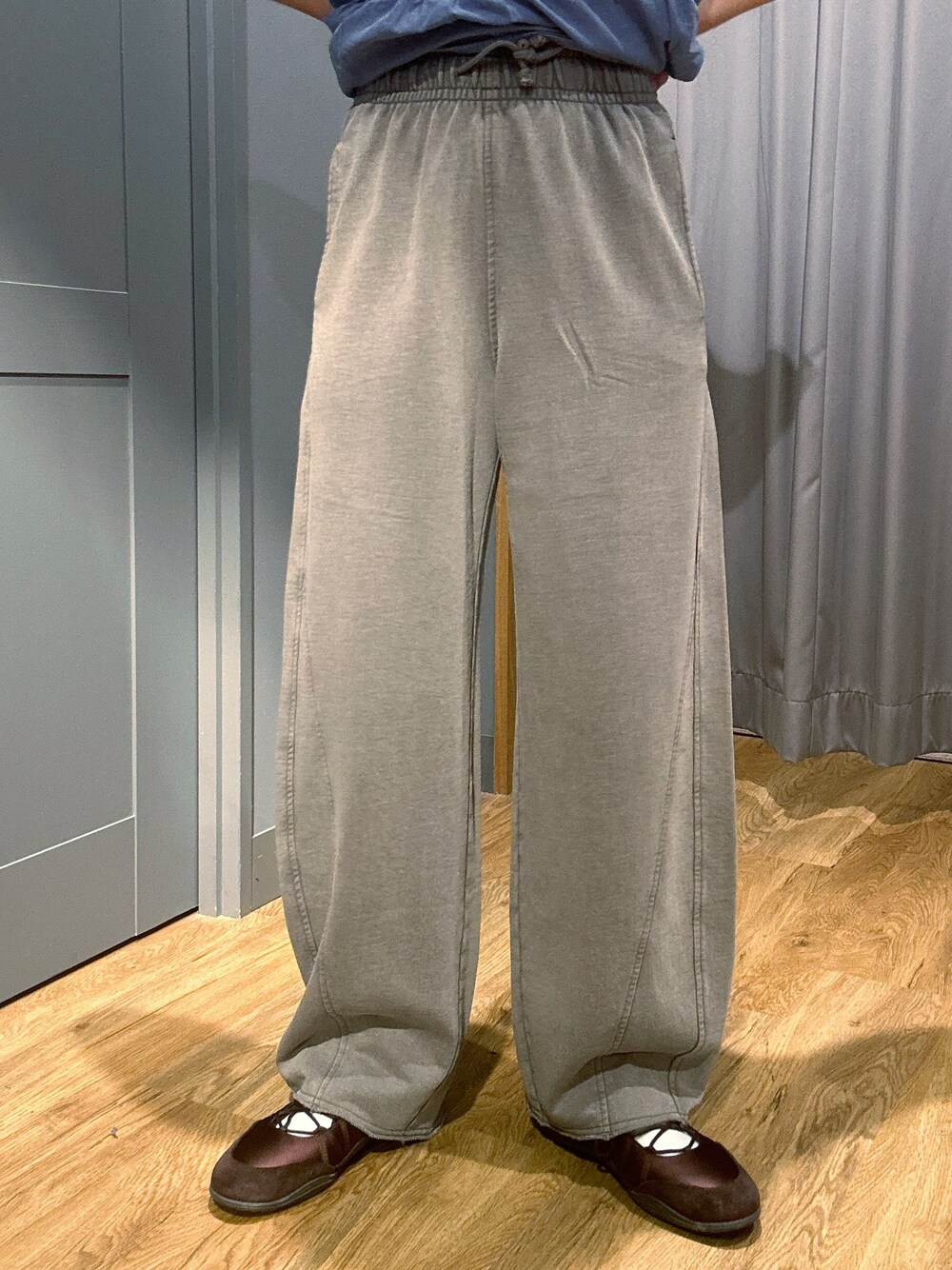 ブルー系のTシャツ/カットソー、グレー系のその他パンツ、ブラック系のショルダーバッグを着用したレディースの春コーディネートの6枚目の写真