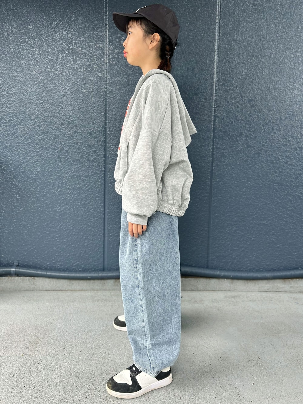 グレー系のカーディガン/ボレロ、ホワイト系のニット/セーター、ブルー系のその他パンツを着用したキッズの秋コーディネートの2枚目の写真
