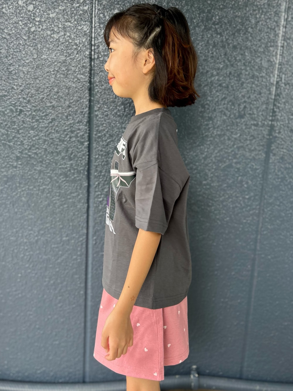 グレー系のTシャツ/カットソー、ピンク系のその他パンツを着用したキッズの夏コーディネートの5枚目の写真