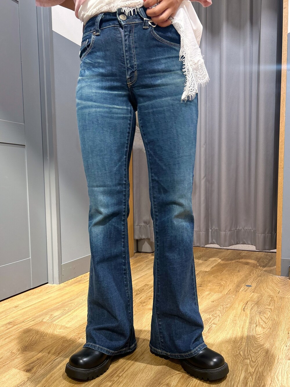 ブルー系のその他パンツ、ピンク系のTシャツ/カットソー、ブラック系のトートバッグを着用したレディースの秋コーディネートの7枚目の写真