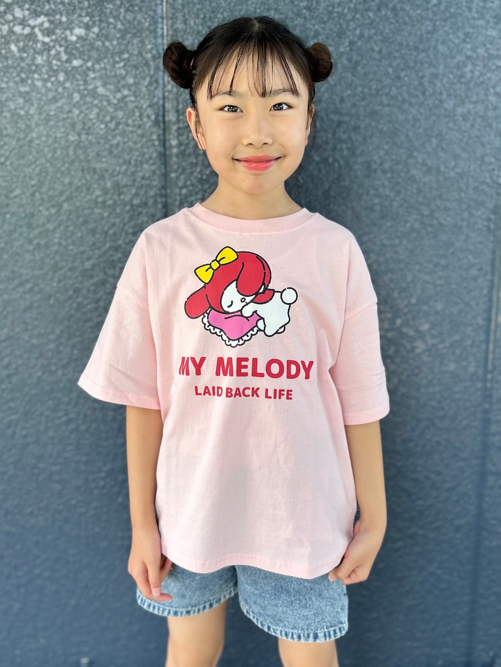 ピンク系のTシャツ/カットソー、ブルー系のその他パンツを着用したキッズの夏コーディネートの5枚目の写真