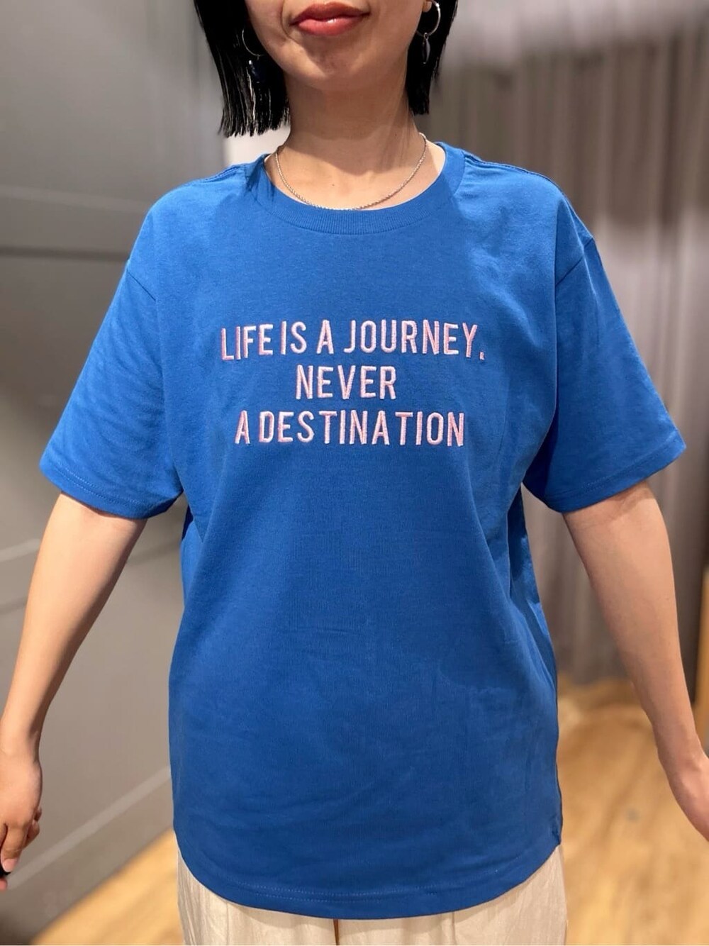 ブルー系のTシャツ/カットソー、ブラック系のカーディガン/ボレロ、ホワイト系のその他パンツを着用したレディースの春コーディネートの6枚目の写真