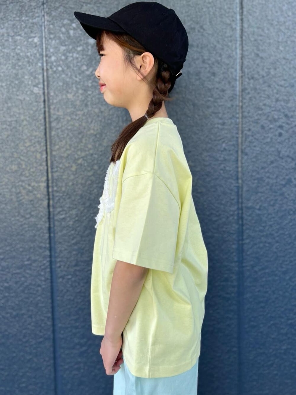 イエロー系のTシャツ/カットソー、グリーン系のその他パンツ、ブラック系のパーカーを着用したレディースの春コーディネートの7枚目の写真