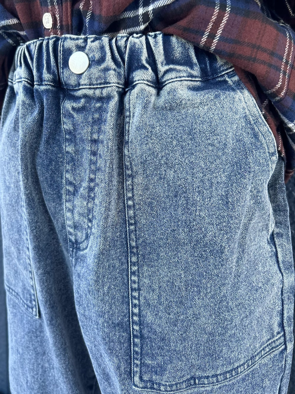 ブラウン系のシャツ/ブラウス、ブルー系のその他パンツ、ホワイト系のTシャツ/カットソーを着用したキッズの秋コーディネートの9枚目の写真